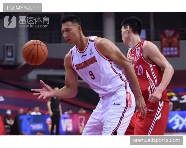 易建联家里冰箱贴都是NBA球队logo，连牛奶盒都得按训练餐单贴标签